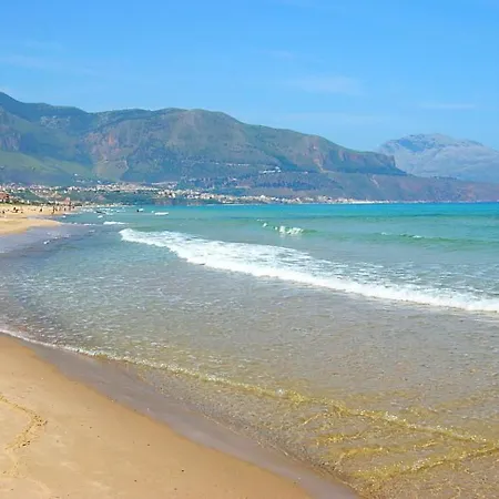 Apartment Seaside Marina Retreat: 2br With Pool & Beach Access
