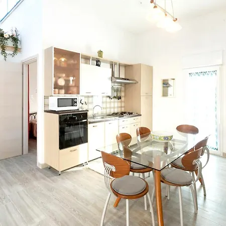 Seaside Marina Retreat: 2br With Pool & Beach Access Apartment *